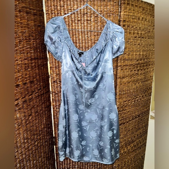 📘🛋 Showpo Different Roles Dress in Blue Satin 🛋📘 Size S (8) BNWT - Picture 4 of 11